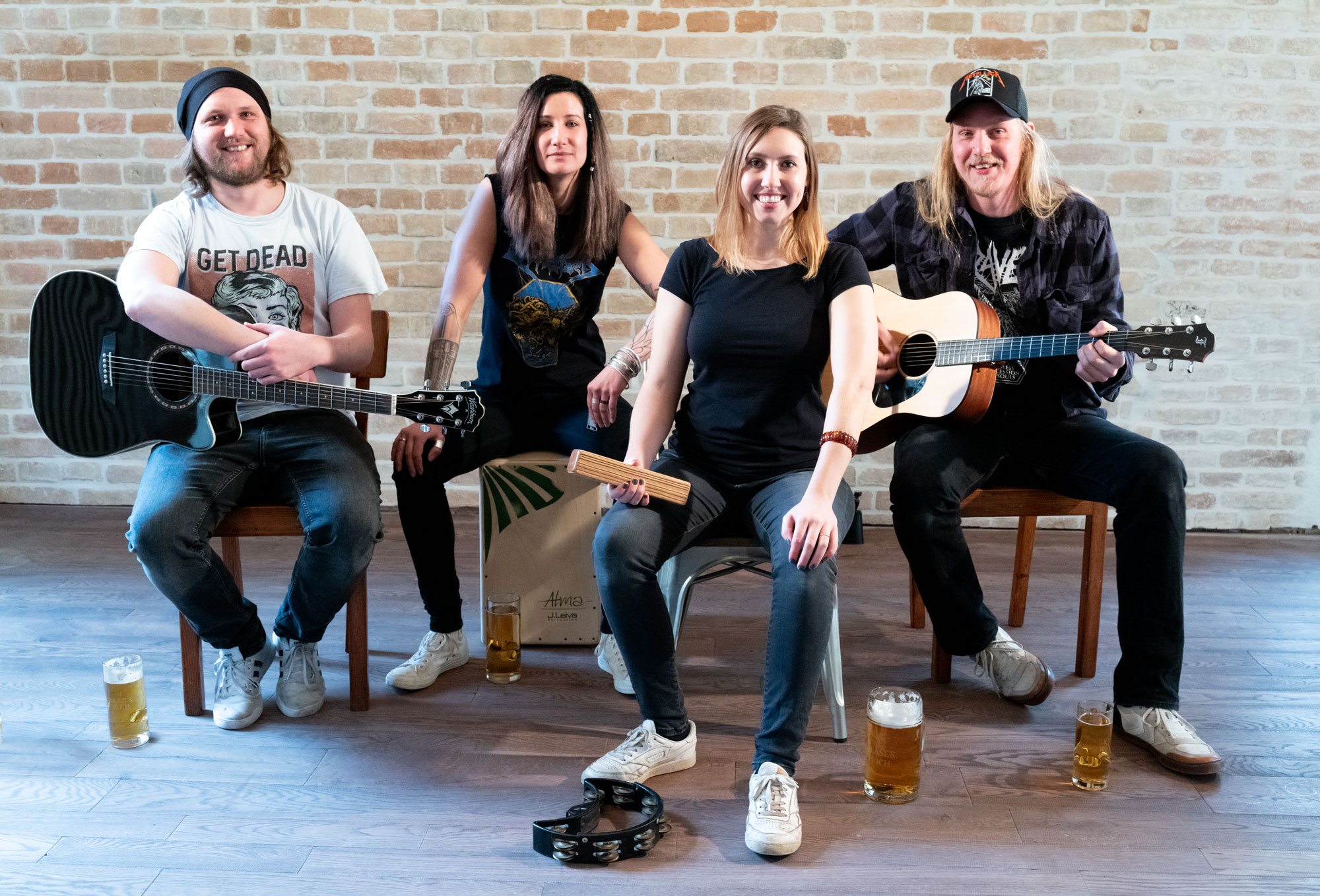 4Glaslnhoch — Pia, Alma, Gerald und Georg mit Bierkrügen